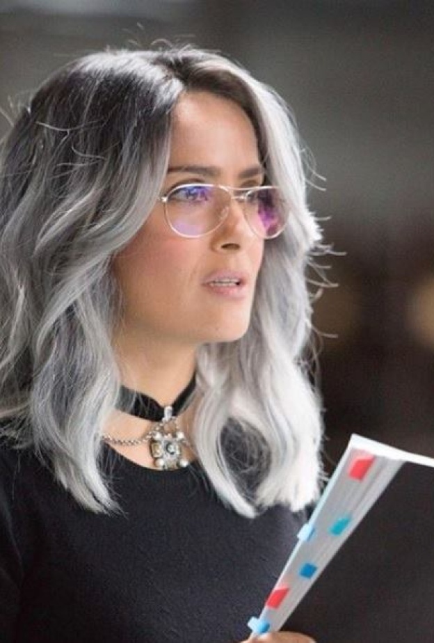 سلمى حايك بشعر رمادي أثناء تمثيل شخصية فيلمها الجديد!