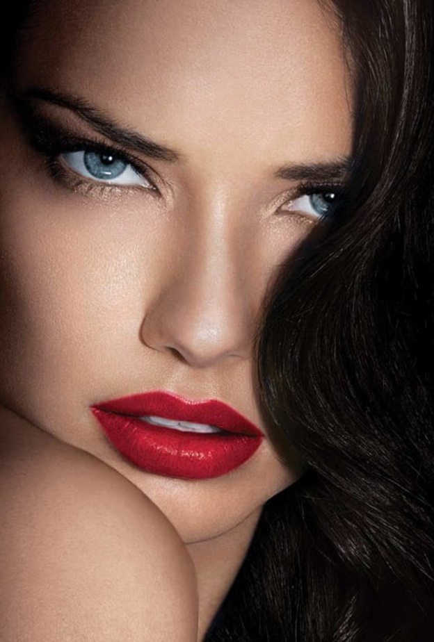 ظلال العيون الترابي وأحمر الشفاه الأحمر