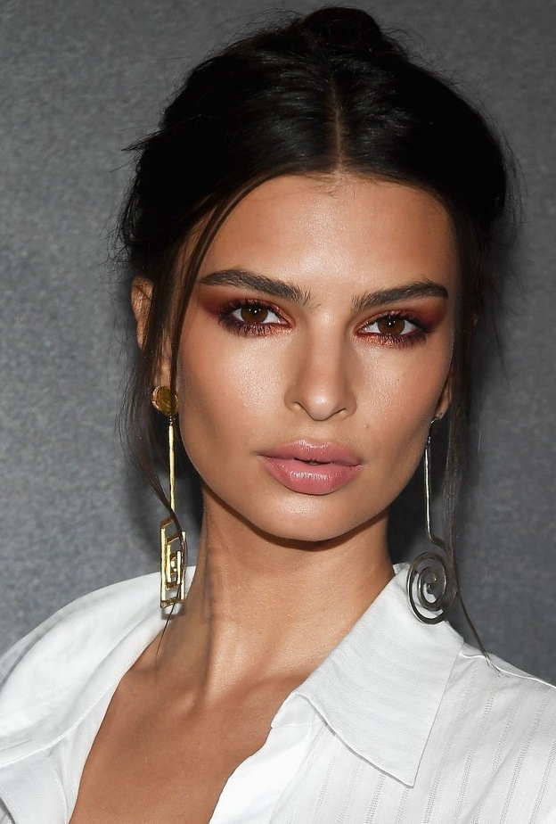 مكياج لماع وبرونزي لمناسبات نهاية العام