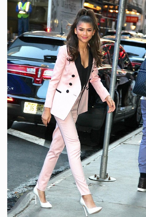 بدلات رسمية باللون الوردي الفاتح باسلوب زندايا Zendaya