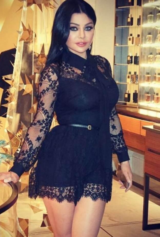 اطاللة رائعة لهيفاء وهبي على المسرح في فستان باللون البنفسجي