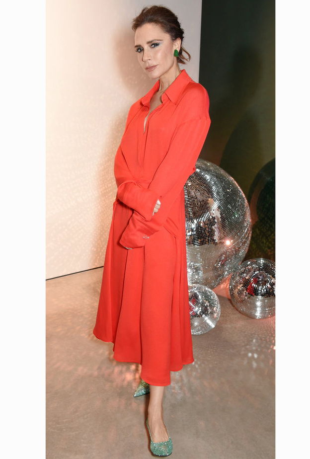 شانينا شايك ‏SHANINA SHAIK‏ ترتدي بنطلون أسود كلاسيكي مع التوب العصرية بالكشكش.