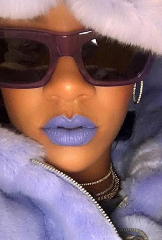 ريهانا ‏‎ Rihannaاختارت احمر شفاه فاتحباللون الازرق