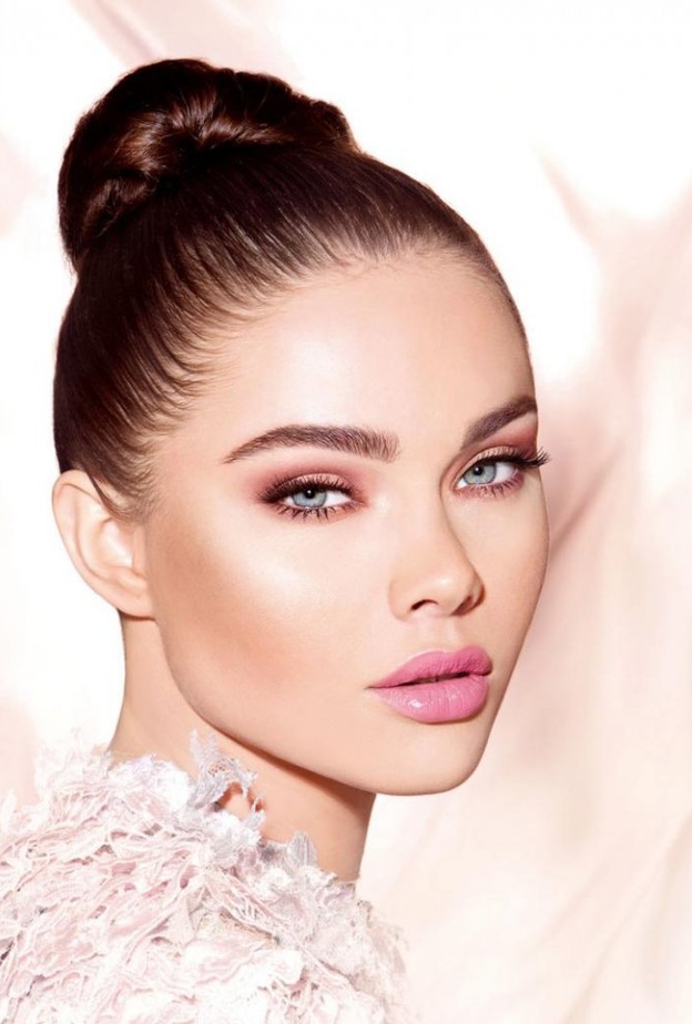 اختاري الطرق الطبيعية لتكثيف حواجبك.