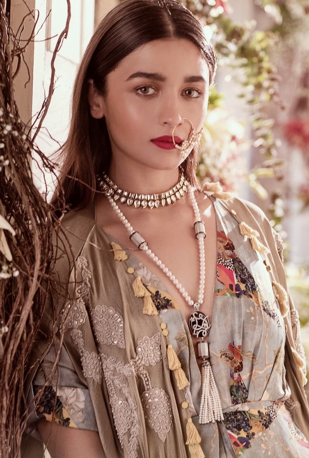 عليا بهات تفوز بجائزة أفضل ممثلة أفلام.