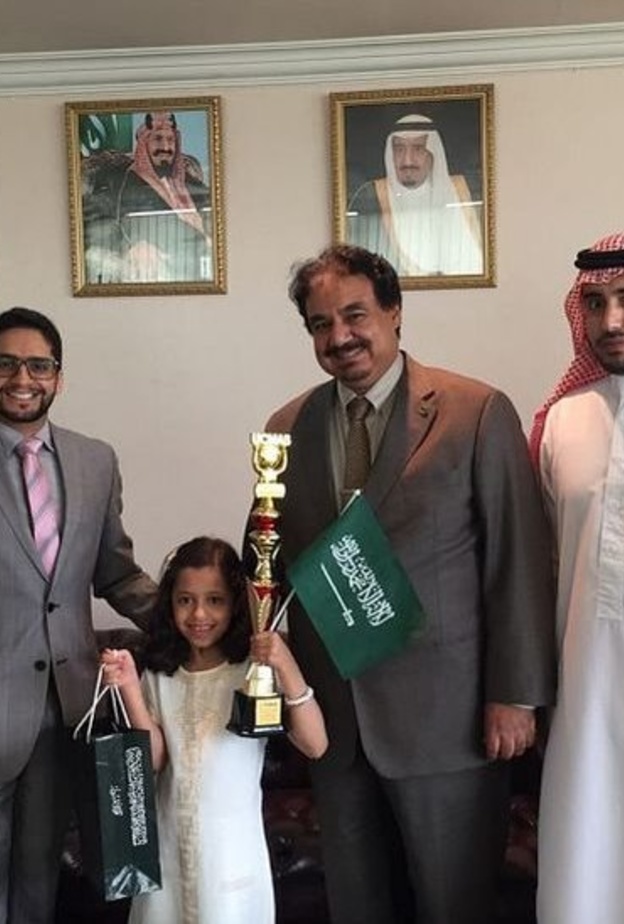 تكريم الطالبة عروب في مكتب سفير خادم الحرمين الشريفين.