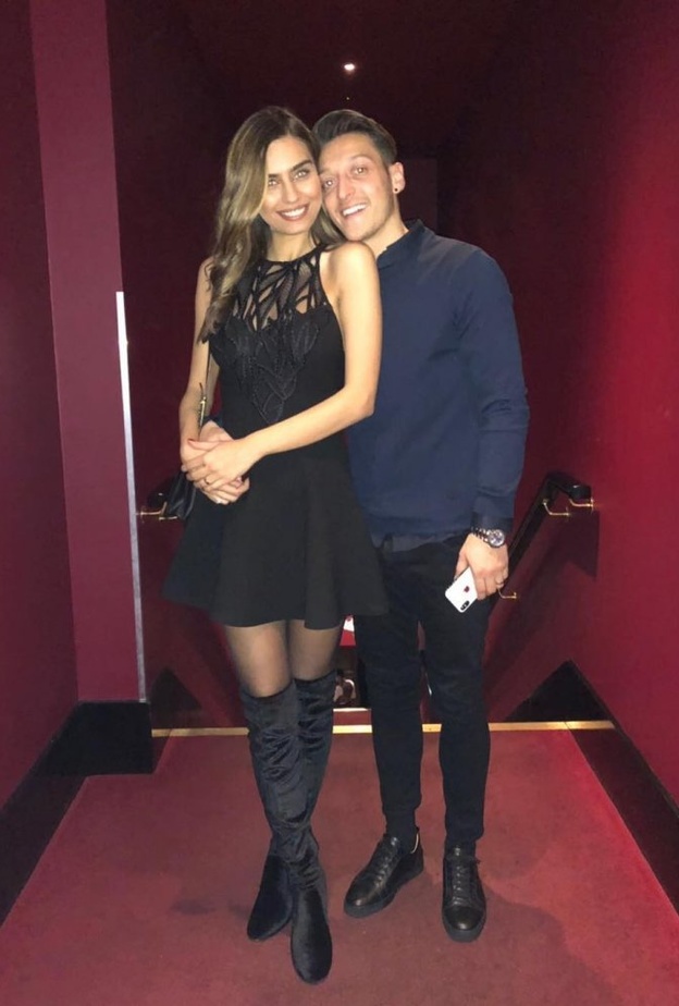 مسعود اوزيل مع خطيبته