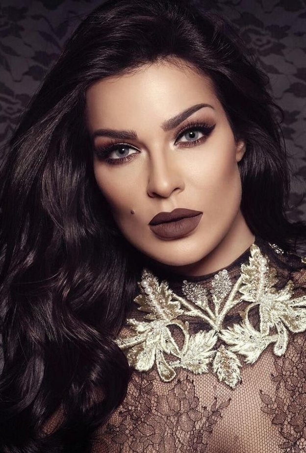 احمر شفاه وردي على خطى نجوى كرم