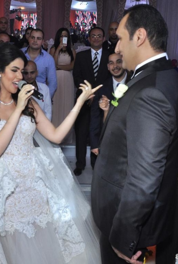 هنادي ابنة فيفي عبده في زفافها قبل سنوات