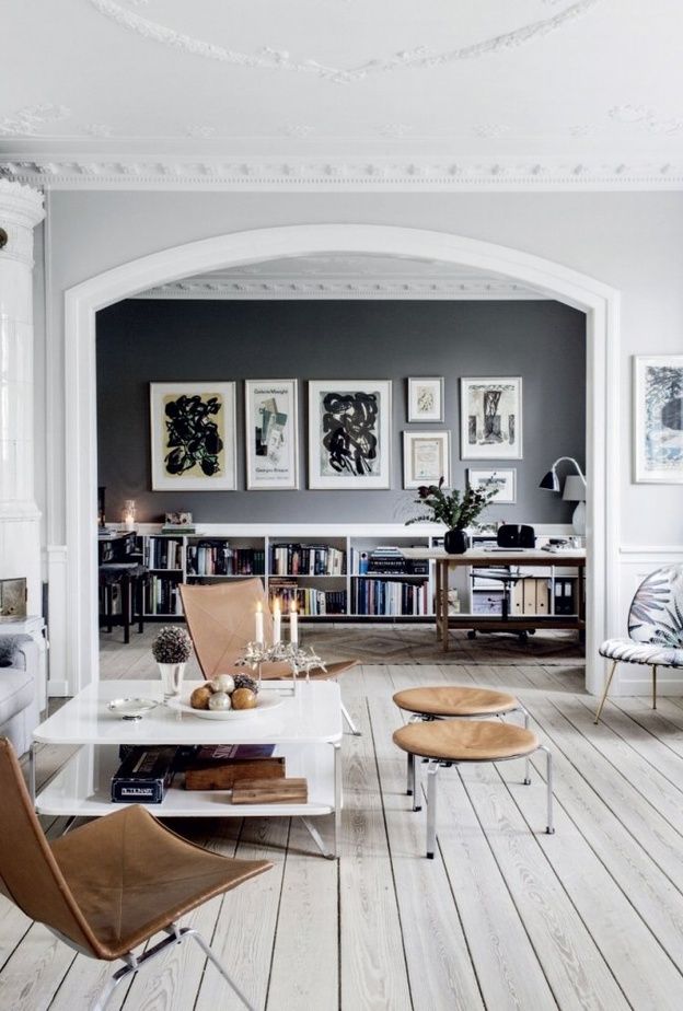 مكتبة خشبية رائعة تمتد على غرفة الجلوس و غرفة الطعام