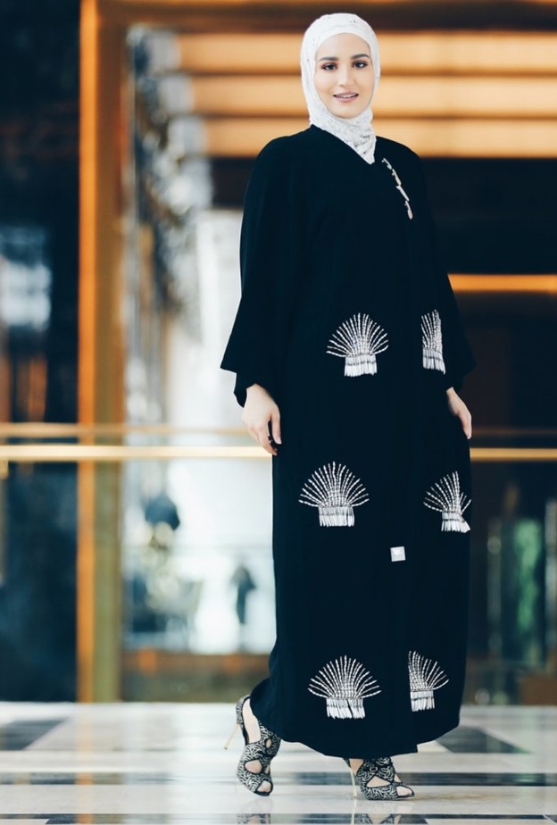 عبايات شتوية للمحجبات 2018 مع الزخرفات والتطريز من دينا طوكيو.