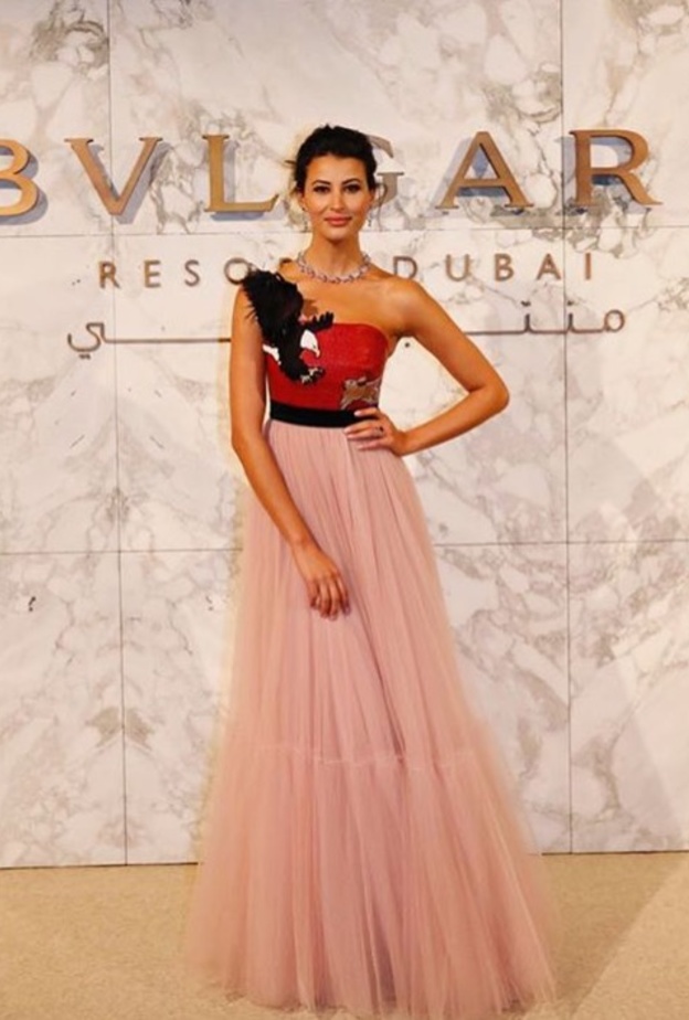 فستان ابيض ناعم من كلوي اختارته ريم سعيدي