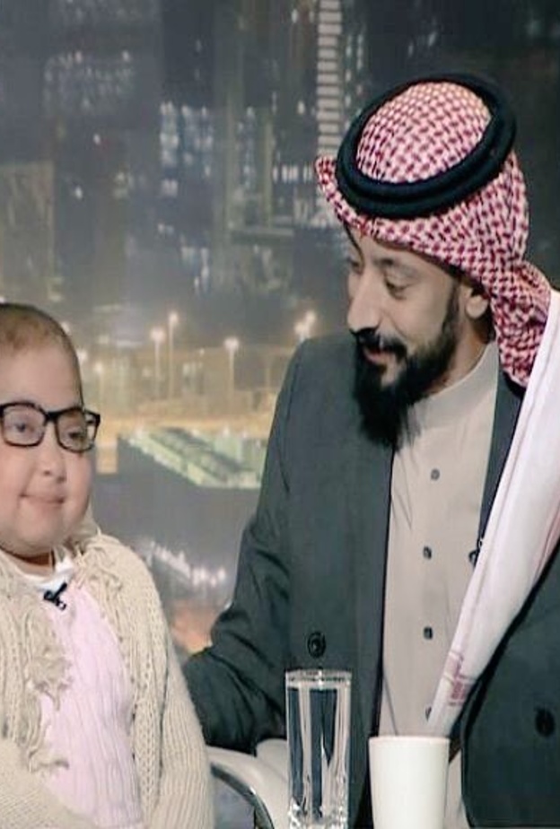ذرفت الطفلة دموعها فرحا.