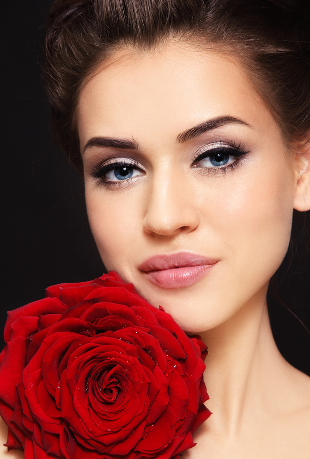 بتلات الورد الاحمر للشفاه