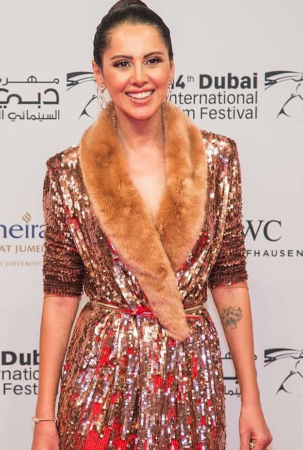 مايا دياب جذابة في فستان ذهبي من الشراريب