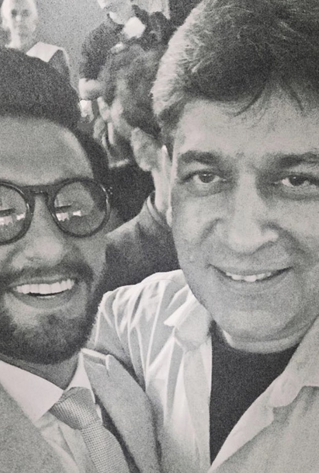 صورة سيلفي جمعت رانفير سينغ ووالد ديبيكا بادوكون