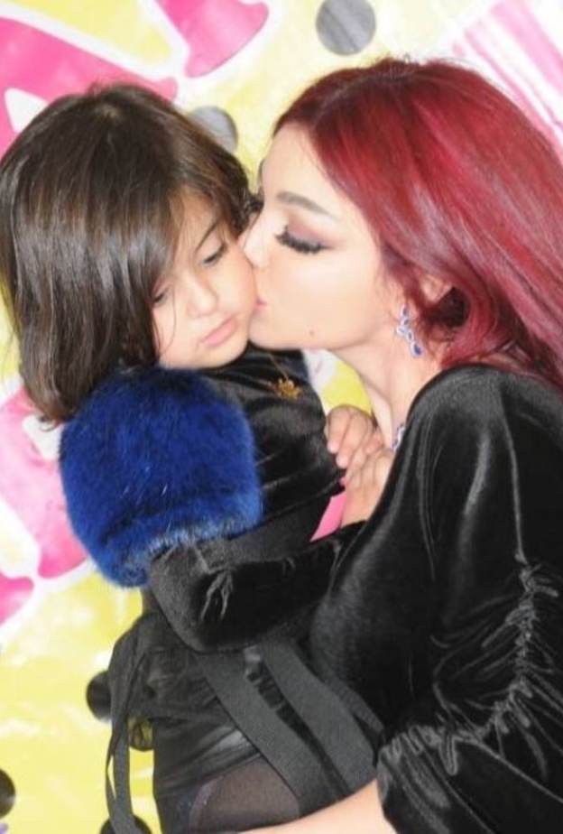 شبيهة هيفاء وهبي وابنتها