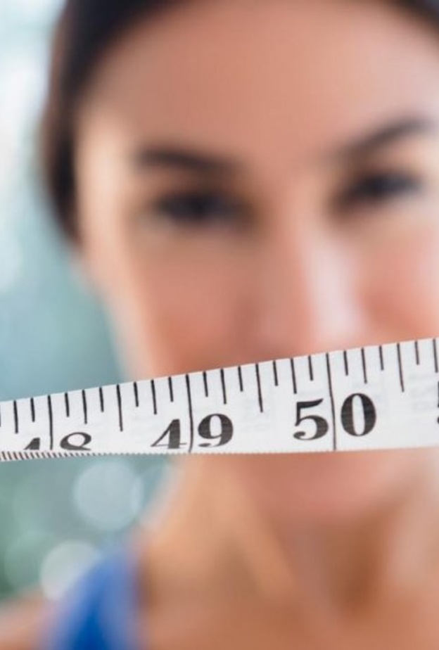 يمكن تقدير وزن الجسم المثالي للمرأة باستخدام عدد من الصيغ