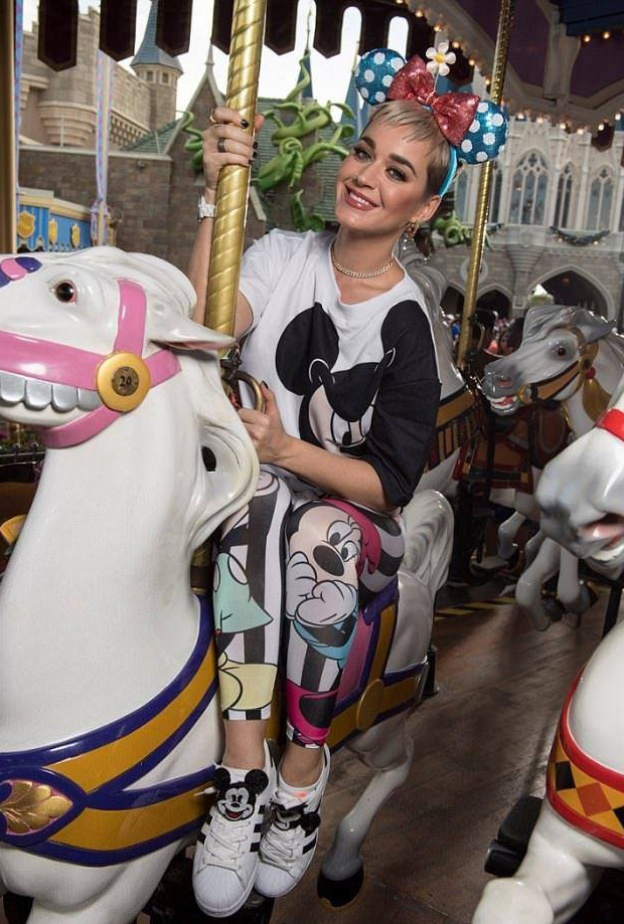 كاتي بيري تستمتع بأجواء ديزني لاند في فلوريدا