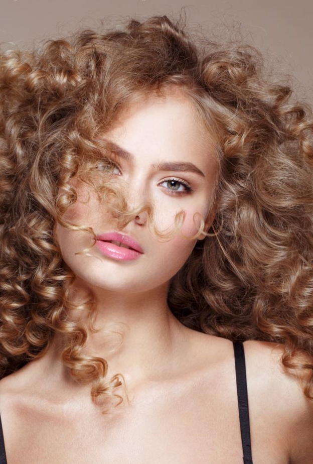 شعر طويل مجعد