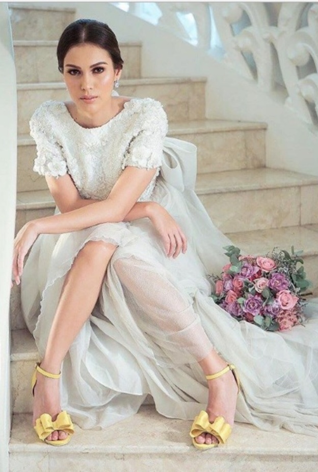 حذاء عروس باللون الذهبي