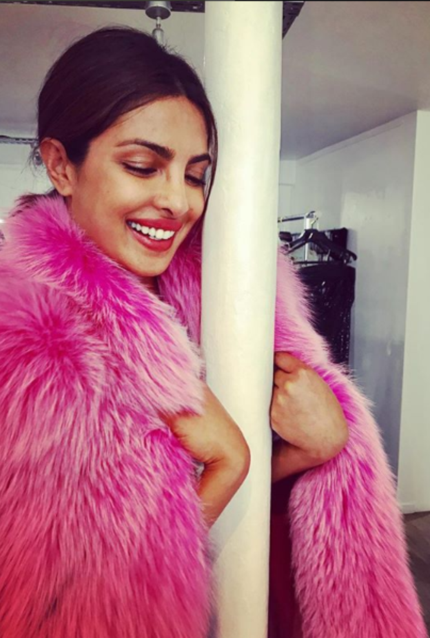 كابور بفستان من الترتر باللون الفوشيا من مجموعة HAYDEN CAROLINES  