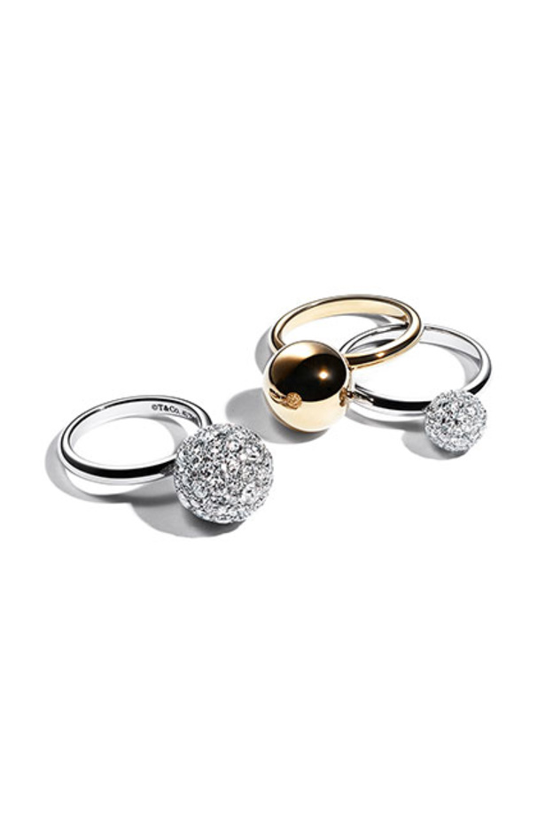 سوار تيفاني مع ألماسات بقطع بتلات الوردة