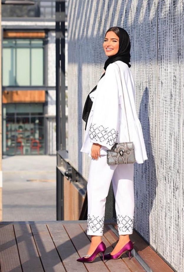 إطلالات للمحجبات باللون الأبيض