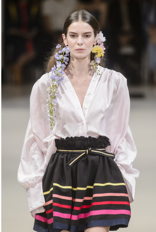 نسقي موديلات بلوزات صيف 2018 في إطلالاتك الشتوية