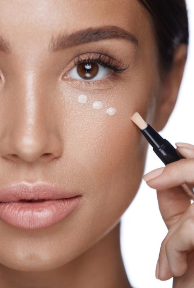 ترطيب منطقة العين قبل وضع المكياج يعتبر من الأساسيات