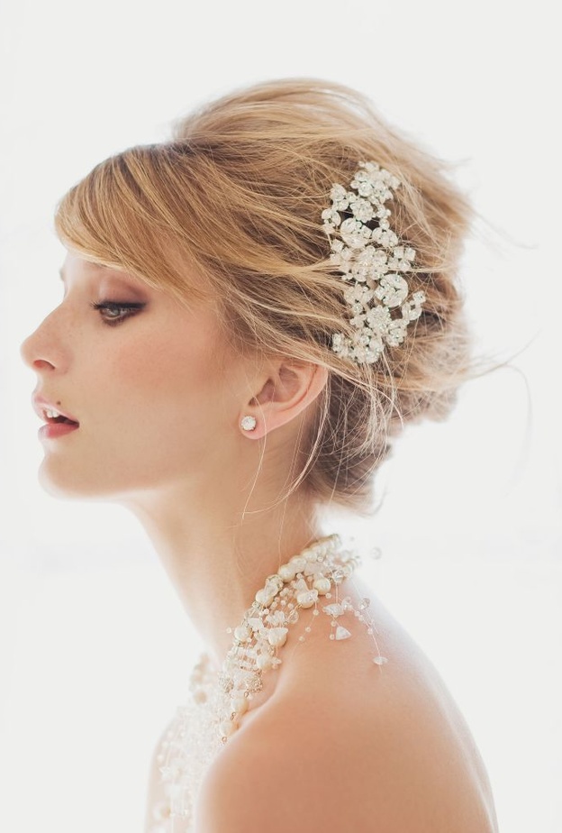 تسريحة الكعكة المنخفضة مع الضفائر و الخصل المتداخلة