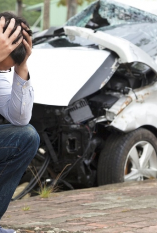 العناية الإلهية أنقذت سائقا كان يقف إلى جوار سيارته