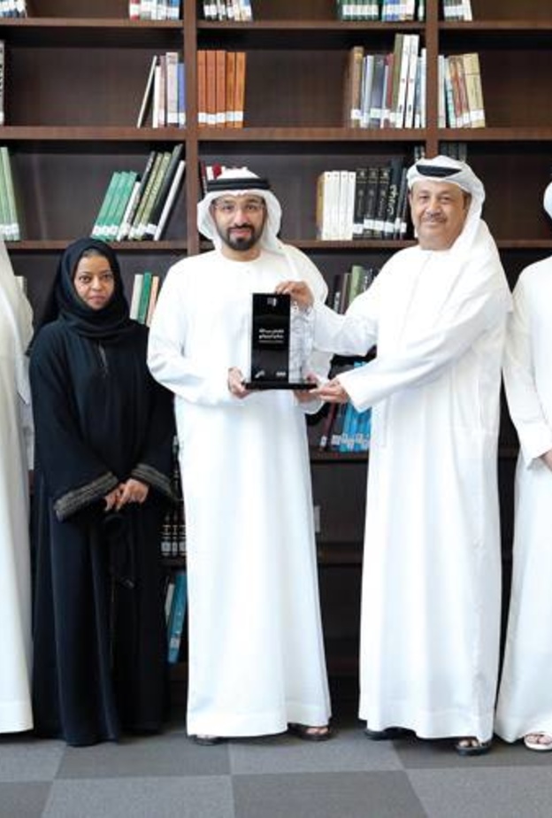 "دبي للثقافة" تكرم الفنان عبدالله صالح الرميثي مبدع "حديقة الخير"