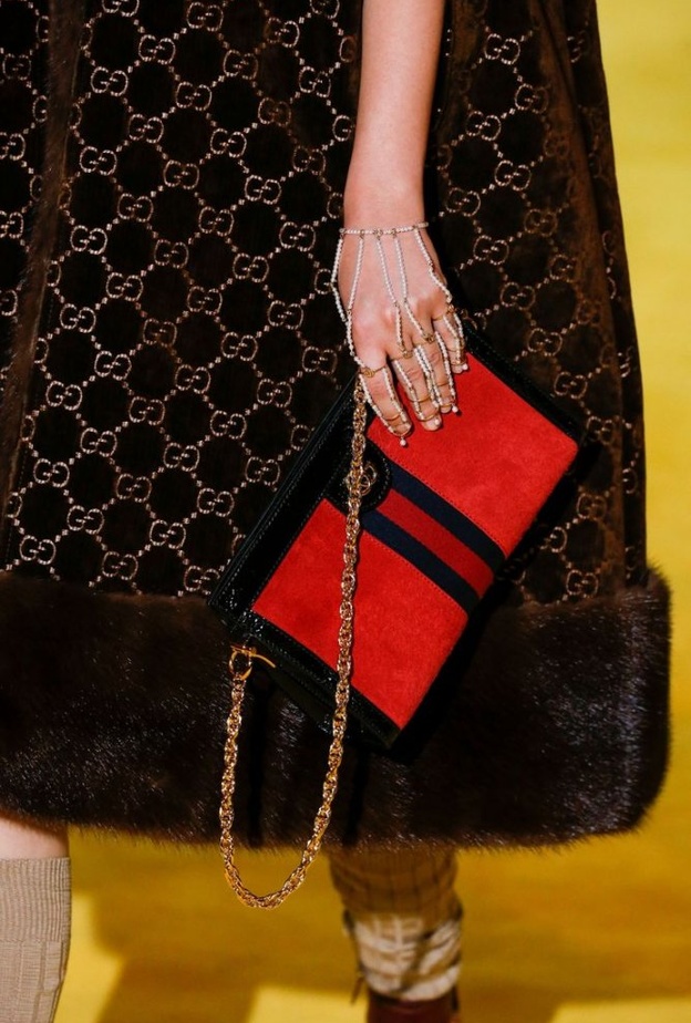 حقائب حمراء بقصّات غنيّة منوّعة لمختلف الأذواق