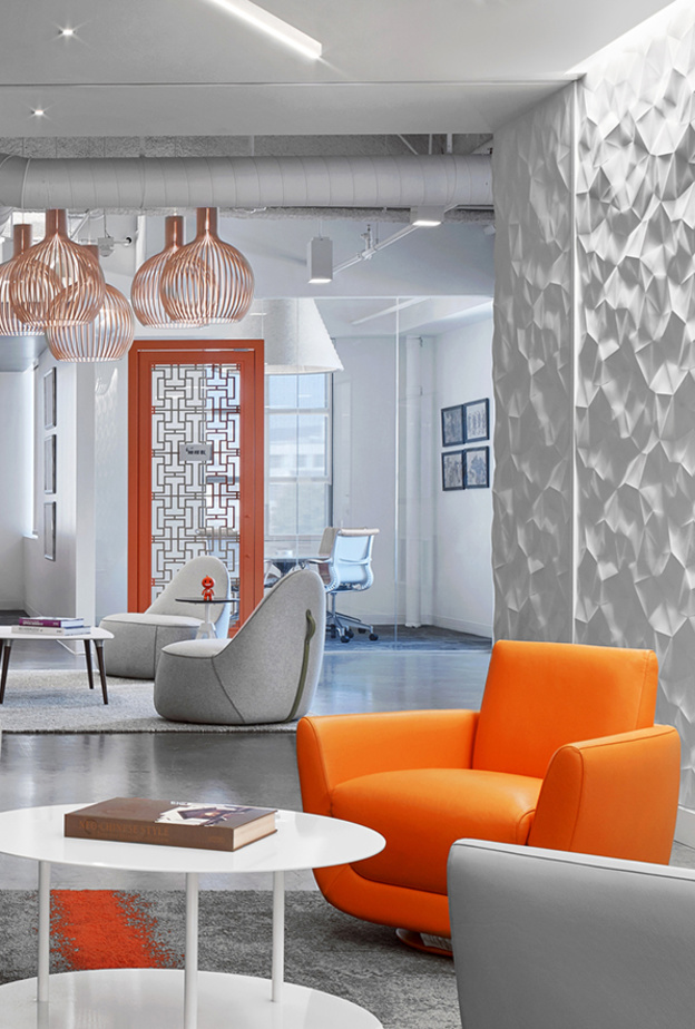 ديكورات جبسية على جدار من المرايا لديكور مودرن