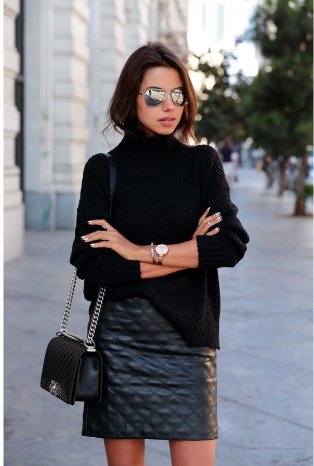 لاطلالة تجمع بين الاناقة والعصرية اختاري تنورة من الجلد مع توب بياقة عالية