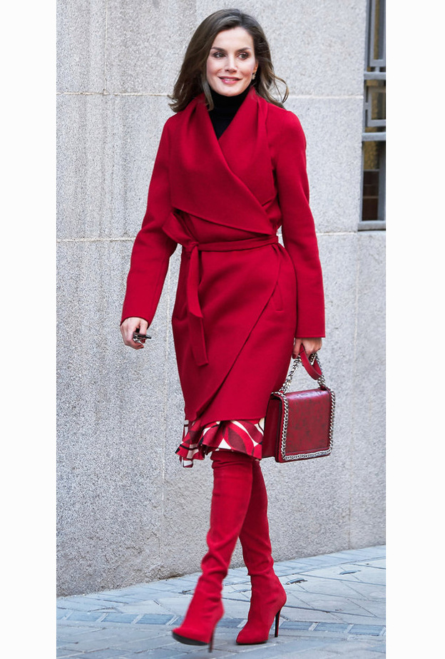 ليتيزيا ملكة إسبانيا تألقت باللون الاحمر مع المعطف الطويل والبوت العالي الذي يتخطى حدود الركبة