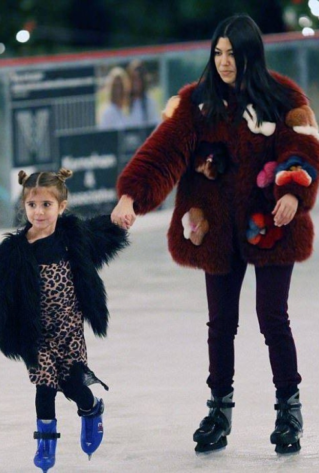 كورتني كاردشيان تقضي وقتاً رائعا برفقة ابنتها خلال تزلجهما على الجليد في ماليبو