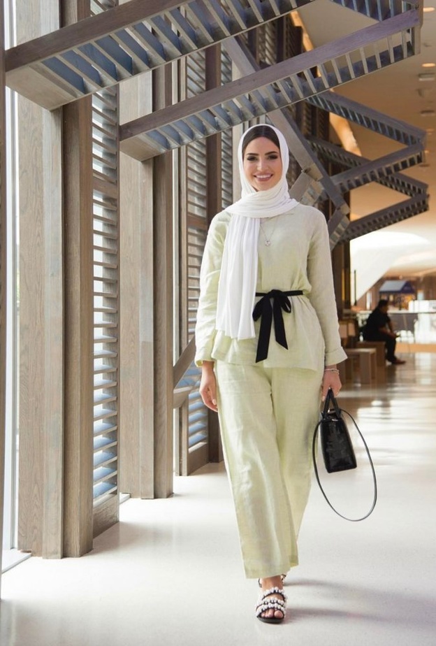 موضة البنطلون الواسع مع التوب المربعة بأسلوب مرمر