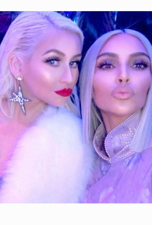 كيم كاردشيان بقصة شعر عصرية برفقة كرستينا أغوليرا خلال احتفالهما اليوم