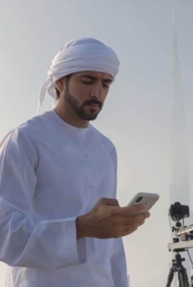 الشيخ حمدان بن محمد ينشر فيديو الضباب وهو يخترق ناطحات السحاب في دبي