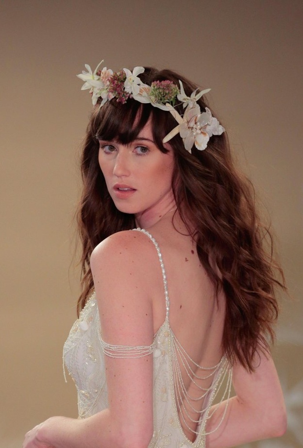 تسريحات شعر طويل مع اكسسوار الورود لعروس 2018