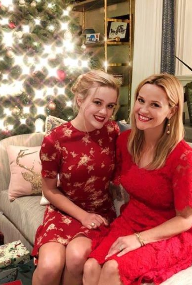 ريس ويذرسبون وابنتها متألقتان بالأحمر مع الكثير من الهدايا!