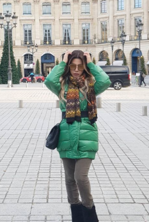 تنسيق فوضوي وغير أنيق اعتمدته نوال الزغبي في بنطلون الجينز الممزق