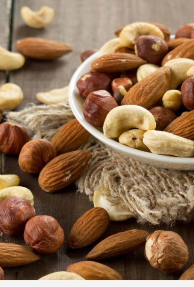 تناول مزيج من المكسرات يمكن ان يخفض خطر امراض القلب