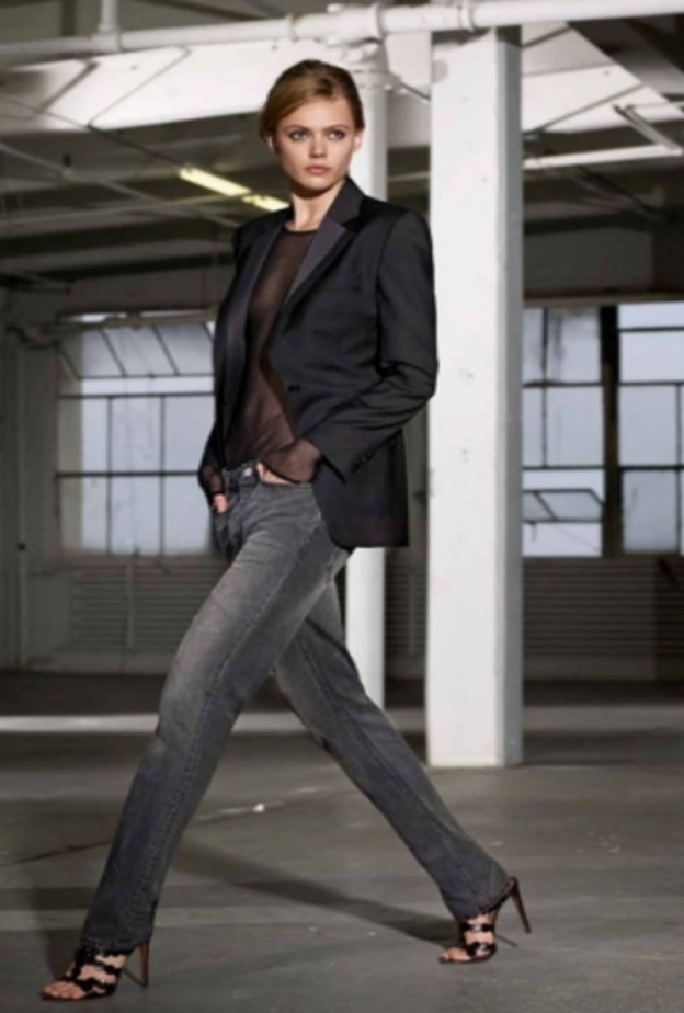 اطلالات شبابية وعصرية بأسلوب جذاب وأنيق بالجينز الرمادي بالقصّة الضيّقة