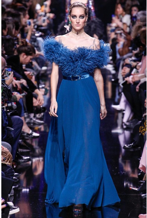 اخطفي الأنظار بأجمل تصاميم فساتين السهرة باللون الأزرق