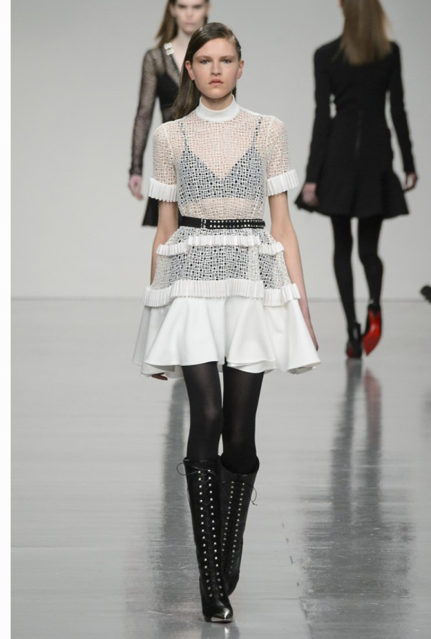 فساتين قصيؤة لمناسبات نهاية العام