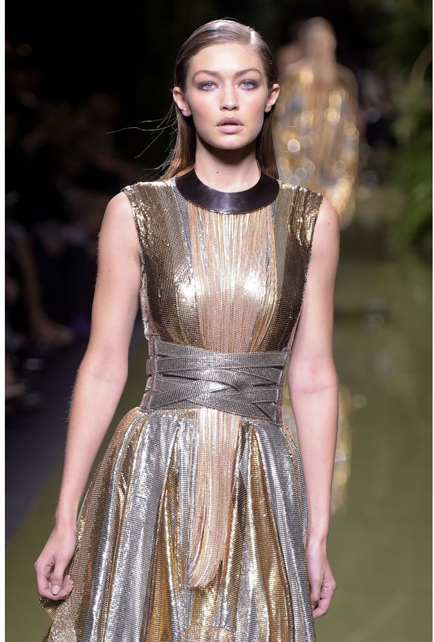 مجموعة من الملابس الميتاليك من دور ازياء مختلفة