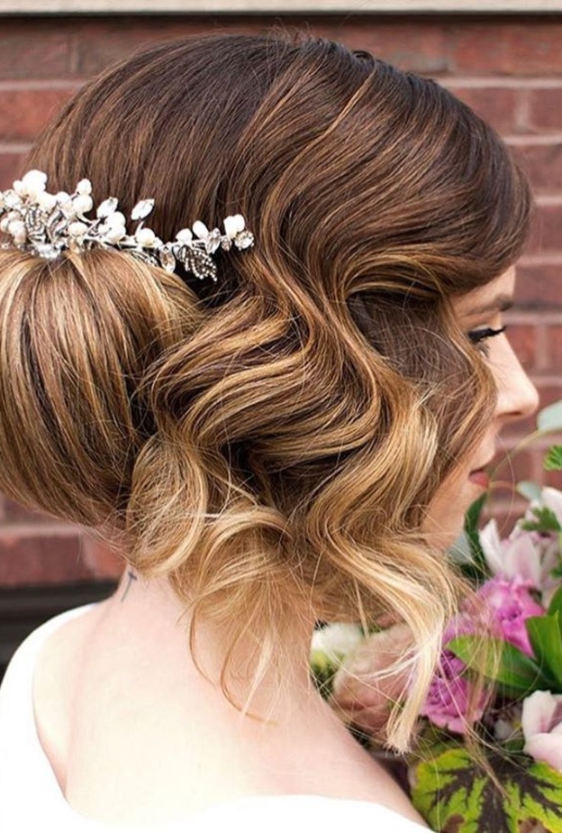 تسريحة كيرلي مع الورود